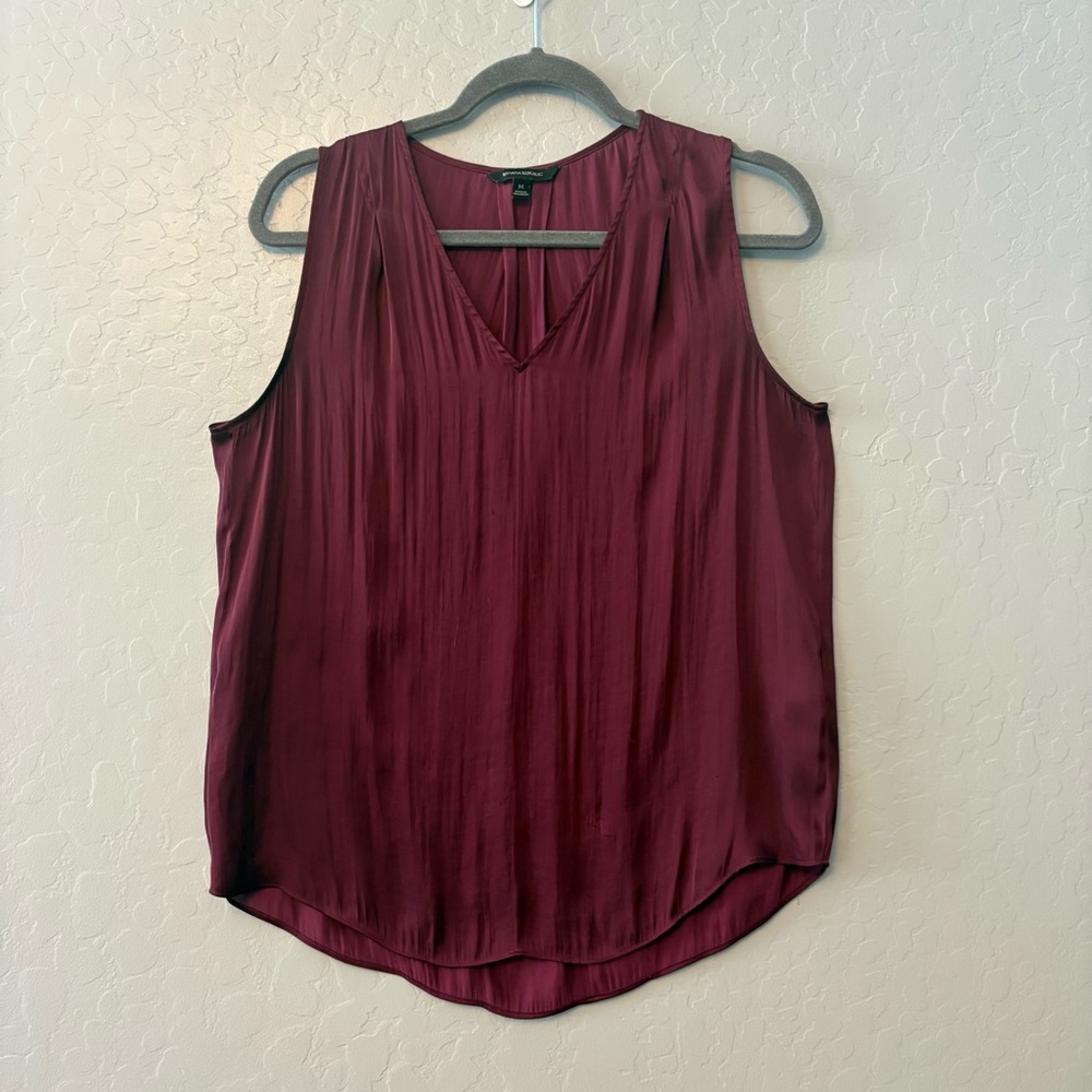 Banana Republic burgundy sleeveless satin v-neck blouse size medium